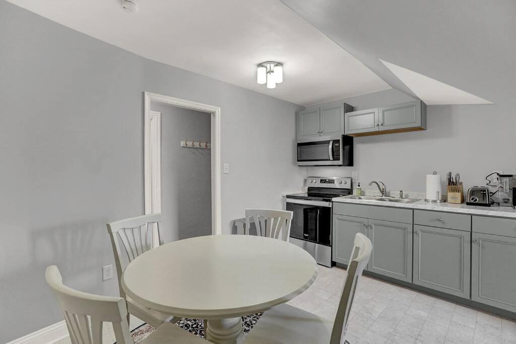 Suites On Seneca - Gorgeous One Bedroom Apartment ハリスバーグ エクステリア 写真